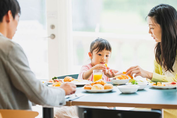 中庭を見ながら優雅に過ごせるレストラン