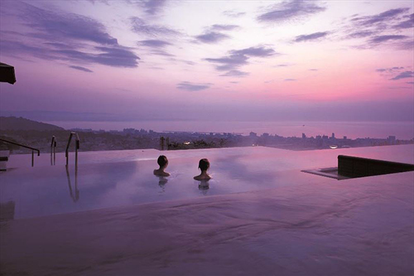 別府湾を一望できる棚田状の大展望温泉