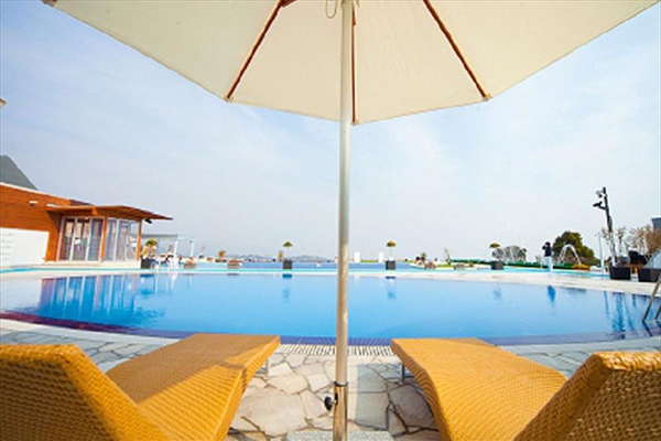 家族で一緒に楽しめる水着の屋外型温泉