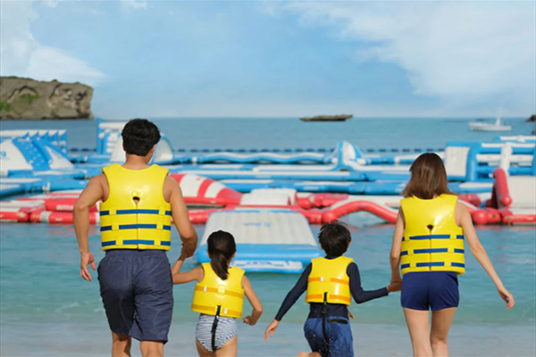 大はしゃぎ間違いなしの海上アスレチック