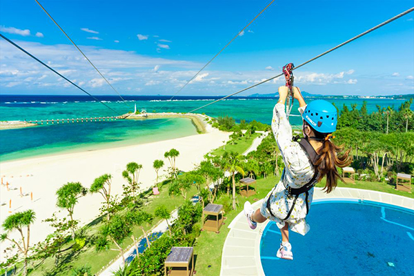 海越えのジップラインは県内最大級