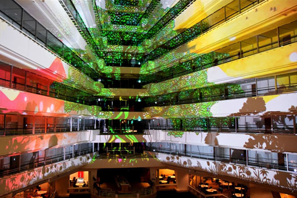 毎晩開催するプロジェクションマッピング