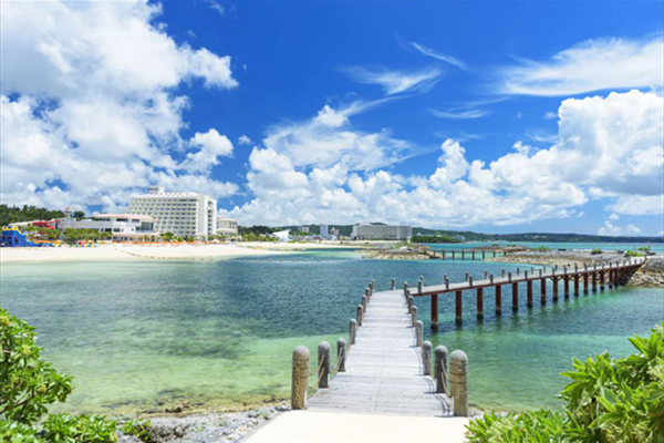 海上に伸びる橋で水上散歩が楽しめる