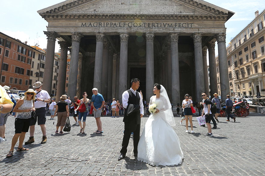 結婚式後のフォトツアーでパンテオにて