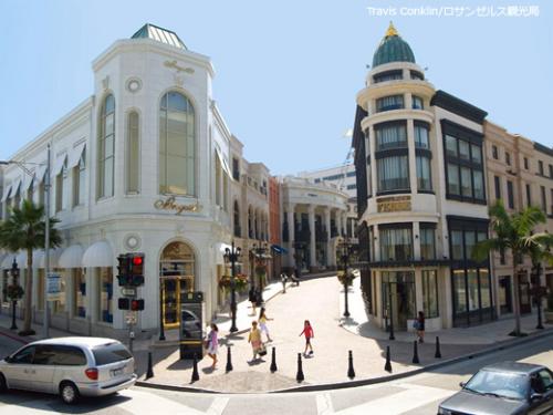 高級ブランドショップが立ち並ぶロデオドライブ　©Travis Conklin/ロサンゼルス観光局