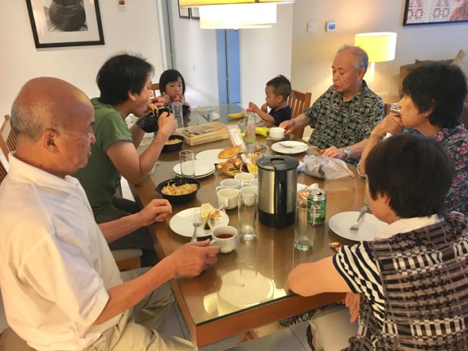 今日はお部屋で気兼ねなくお食事