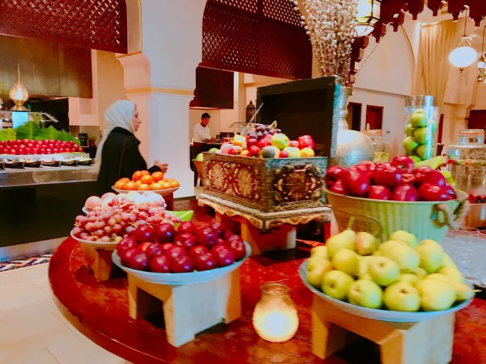 ドバイでの豪華な朝食「フルーツ盛り合わせ」