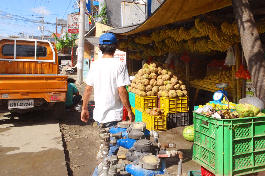 ホテル近くの果物屋さん