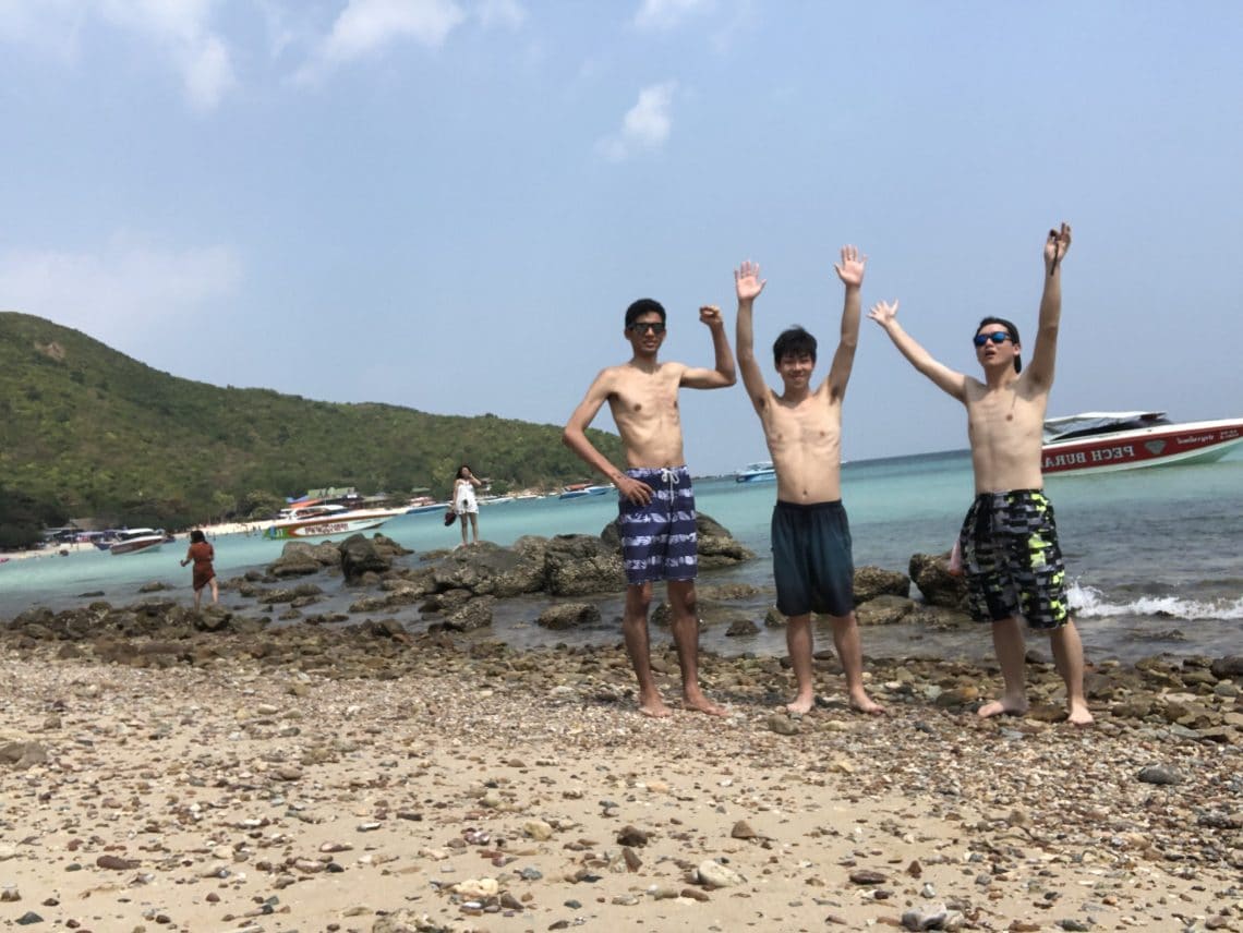 パタヤのビーチでの写真。パラセーリングやバナナボートを楽しみました。