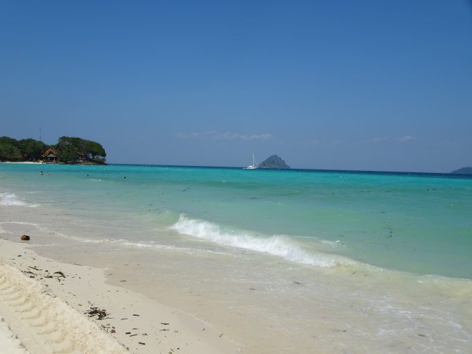 ピピ島のビーチ散策！海が透き通っていました。