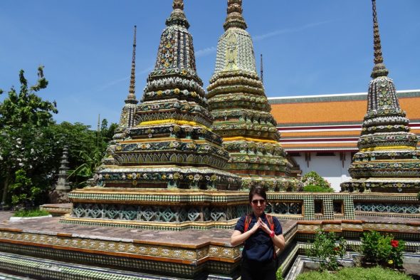 ワット・ポー内の仏塔の前で
