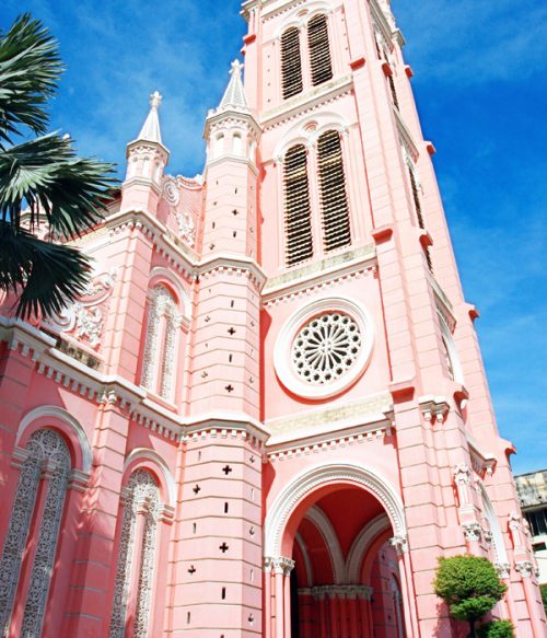 ピンク色が目を引く「タンディン教会」