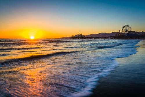 サンタモニカのビーチから見る夕日