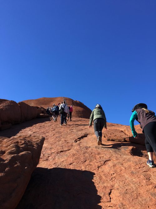 エアーズロック登山中