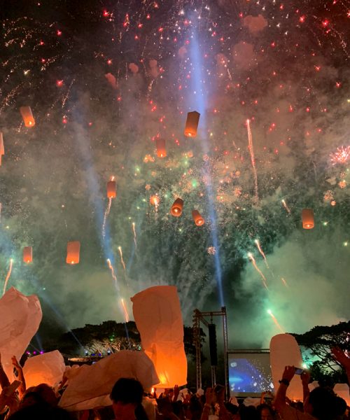 夜空に舞い上がっていく無数のランタン