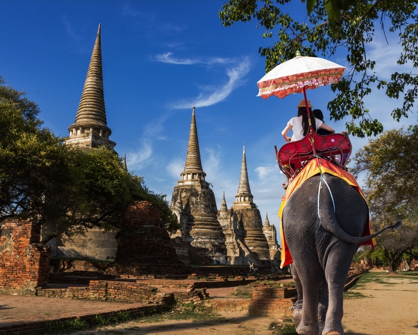 アユタヤ遺跡で象乗り