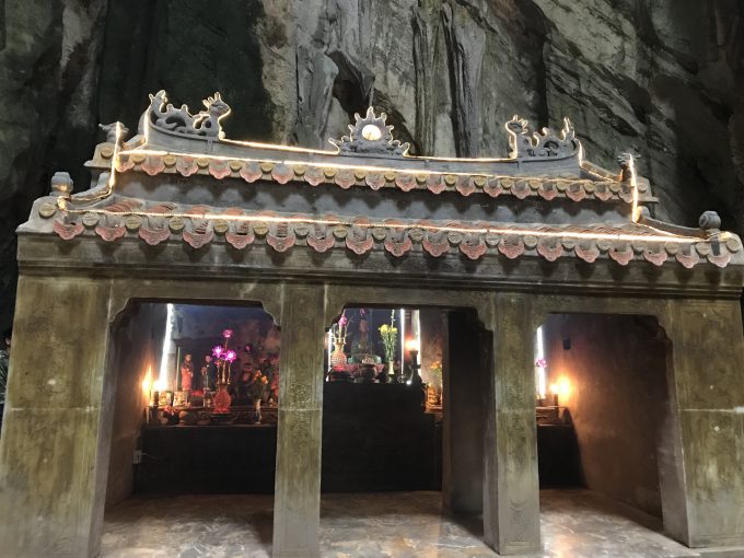 神秘的な雰囲気を漂わせる洞窟寺院