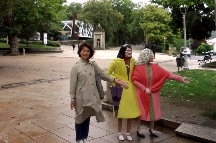 アラメダ公園、不思議な人形？と