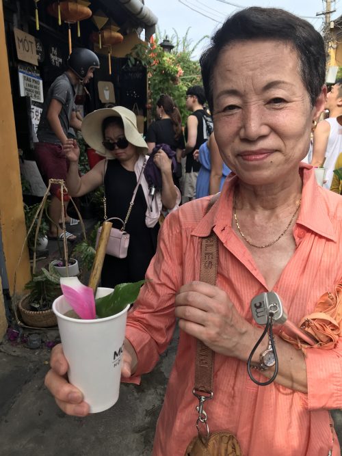 行列ができているお店にて「蓮の花のジュース」ジンジャーが効いて甘くて美味しかったです！