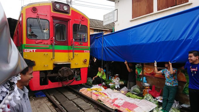 メークロン市場。電車すれすれに広げられたお店