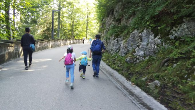 馬車を下りてさらに登ります