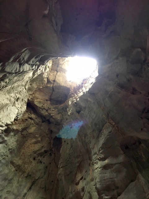 神秘的な洞窟内