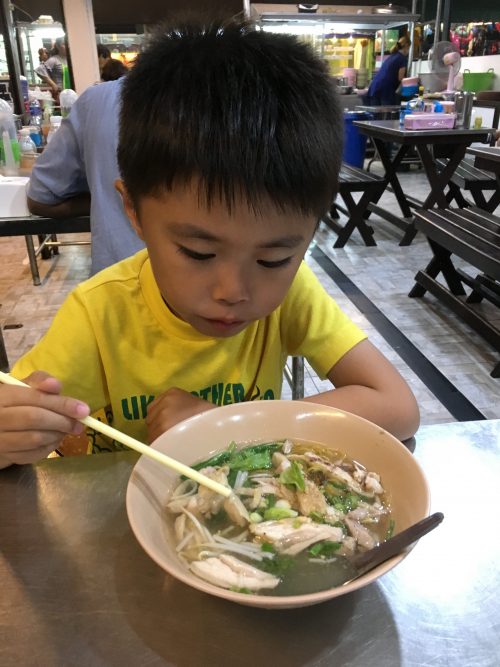 街中の食堂で食べたラーメン