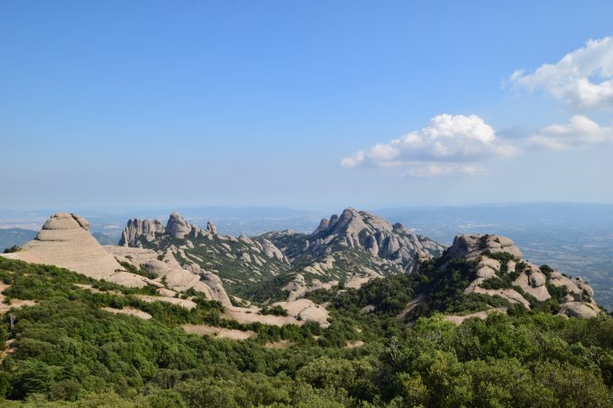 モンセラート「連なる岩山 ハイキングルートを登りきった先の風景」