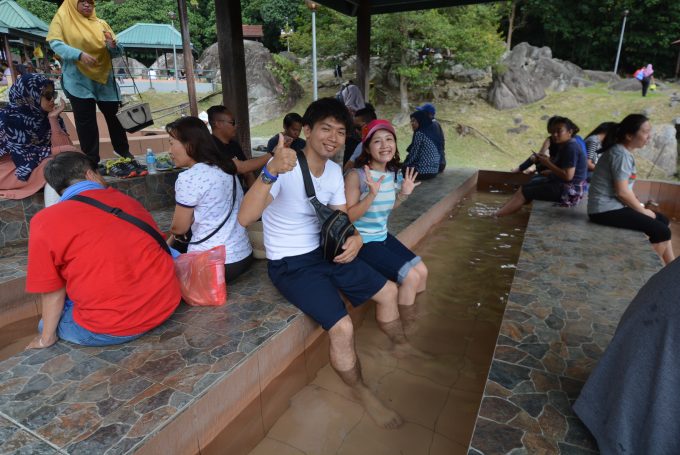 ポーリング温泉にて足湯。1日歩いた足がここで癒されました 