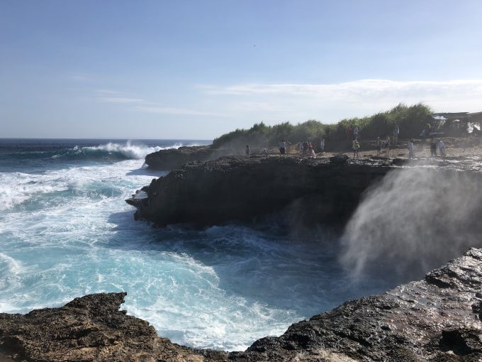 レンボンガン島の絶景スポット、デビルズティアーズ