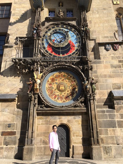 プラハの旧市街広場の天文時計の前にて