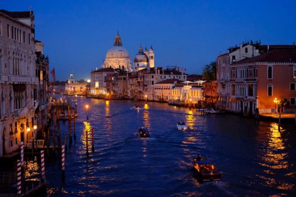 ベネチアの雄大な運河