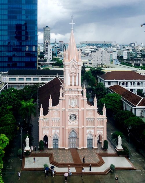 雨のダナン大聖堂