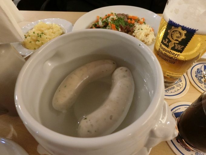 Angustiner brau munchen にて。白壷に入ったウィンナー