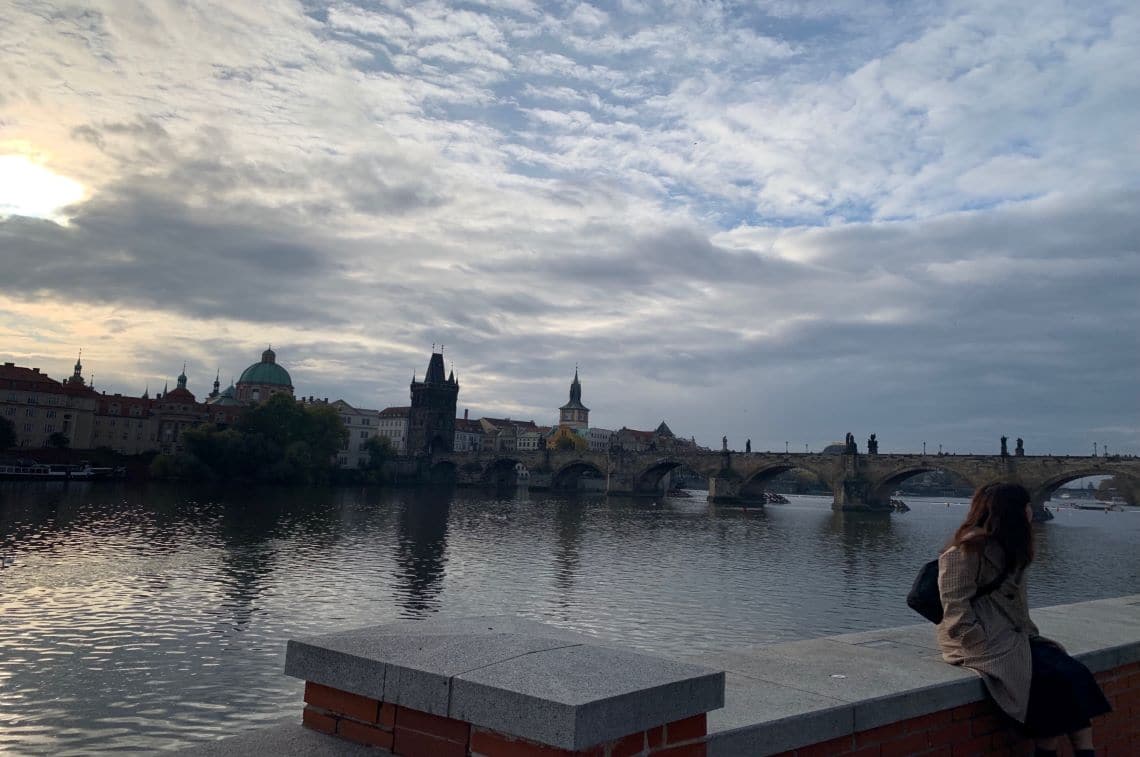 プラハ城側から見た「カレル橋」