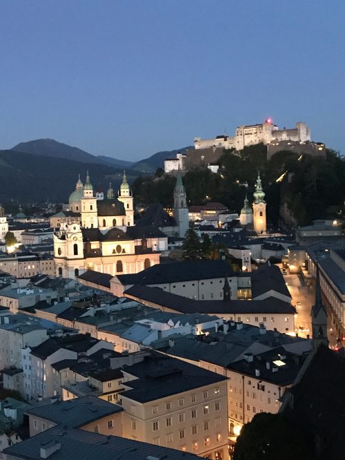 メンヒスベルグのエレベーターで上がった展望台からの夜景