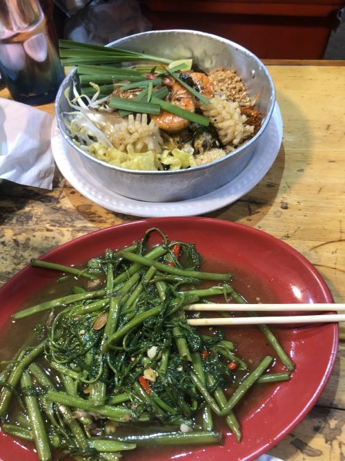 空芯菜炒めとシーフードパッタイ最高