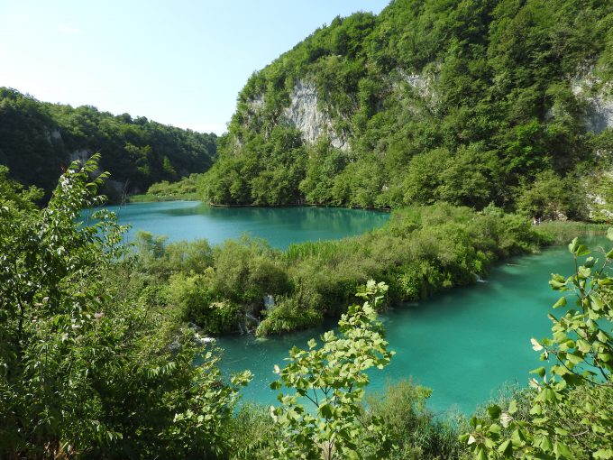 エメラルドグリーンの湖の綺麗さに感動！