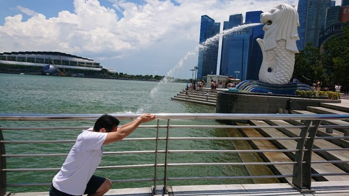 マーライオン公園にて、しっかりと水を受け止める息子（笑）