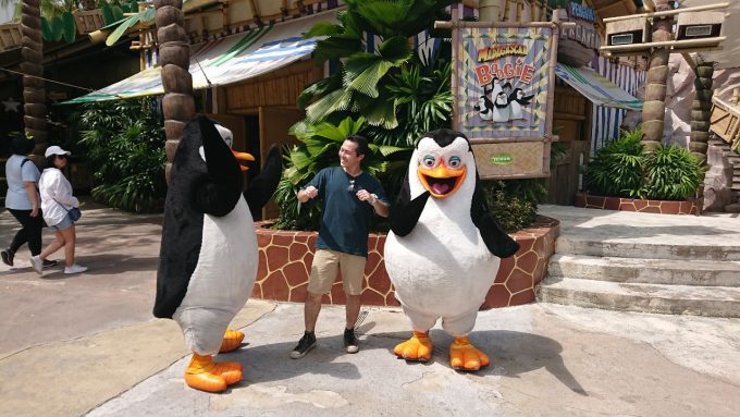 マダカスカルのペンギンたちと踊る息子さん