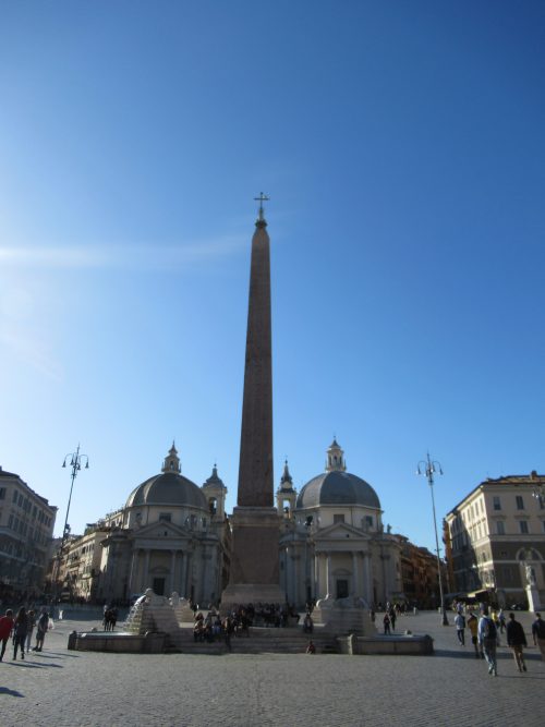 ポポロ広場にて、そびえ立つオベリスクと双子教会