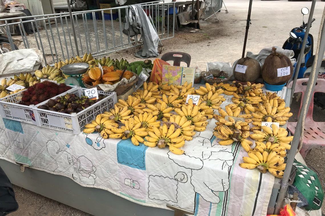 水上マーケット横のフルーツ屋さん