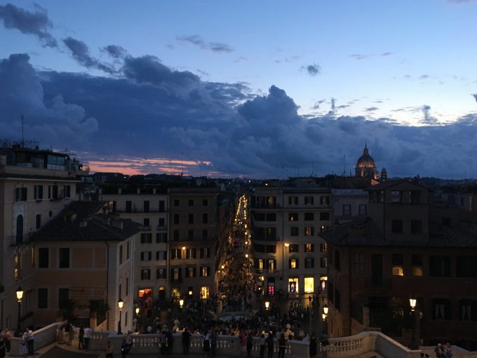 スペイン広場の階段を上った場所から見えた夕日