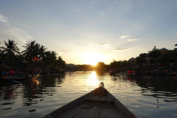 ホイアントゥポン川でボートに乗り夕日を眺める