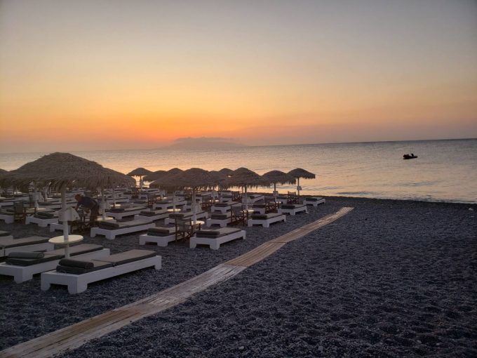 砦からの写真ではないですが、サントリーニ島の夕日