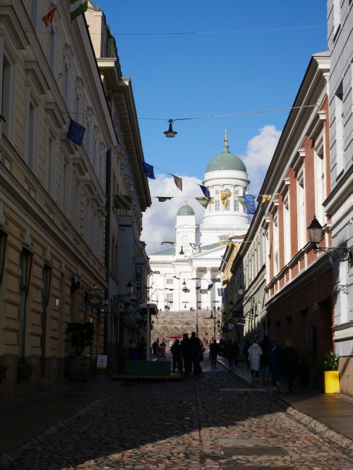 市場から通りの先にヘルシンキ大聖堂