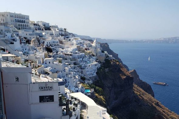 断崖にかわいらしい家々がひしめくサントリーニ島