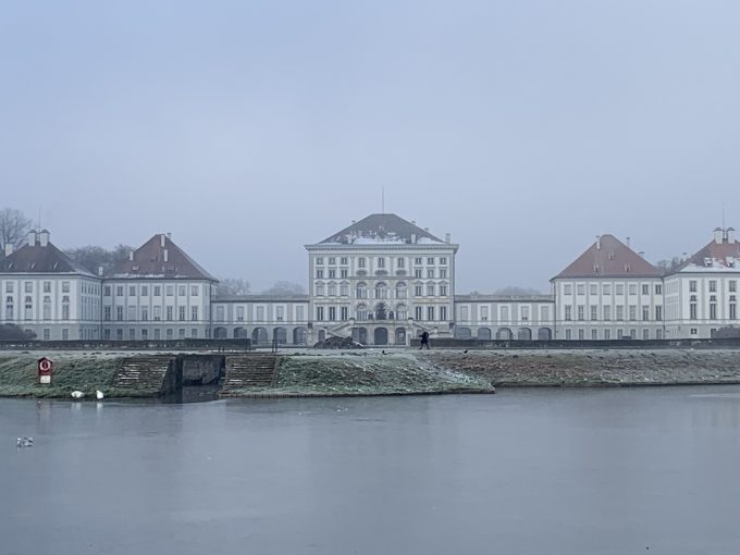 朝靄のニンフェンブルク城。ルドヴィッヒが立てたお城 すごい財力です！