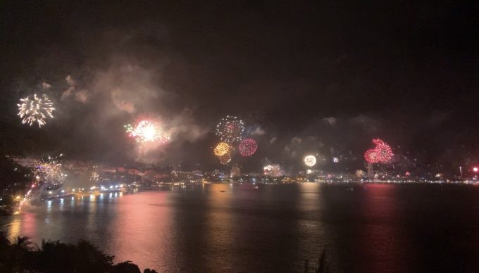 ホテルの部屋でカウントダウン！新年の花火を眺めました