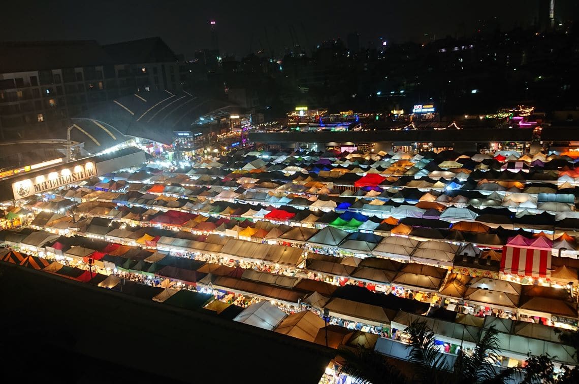 ナイトマーケット「タラートロットファイ・ラチャダー」